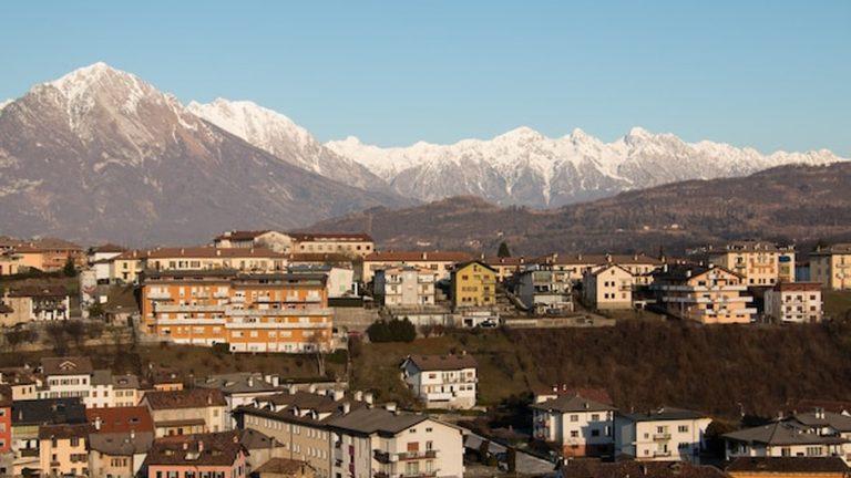 עיר אלפינית מוקפת פסגות הרים - נוף אופייני לאינסברוק שבטירול